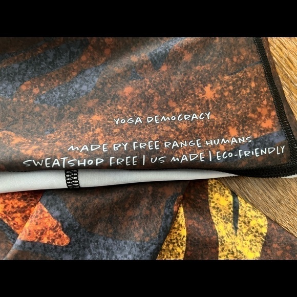 2/40$Yoga democraty unique heart tone made with recycle bottles size small - Picture 5 of 5